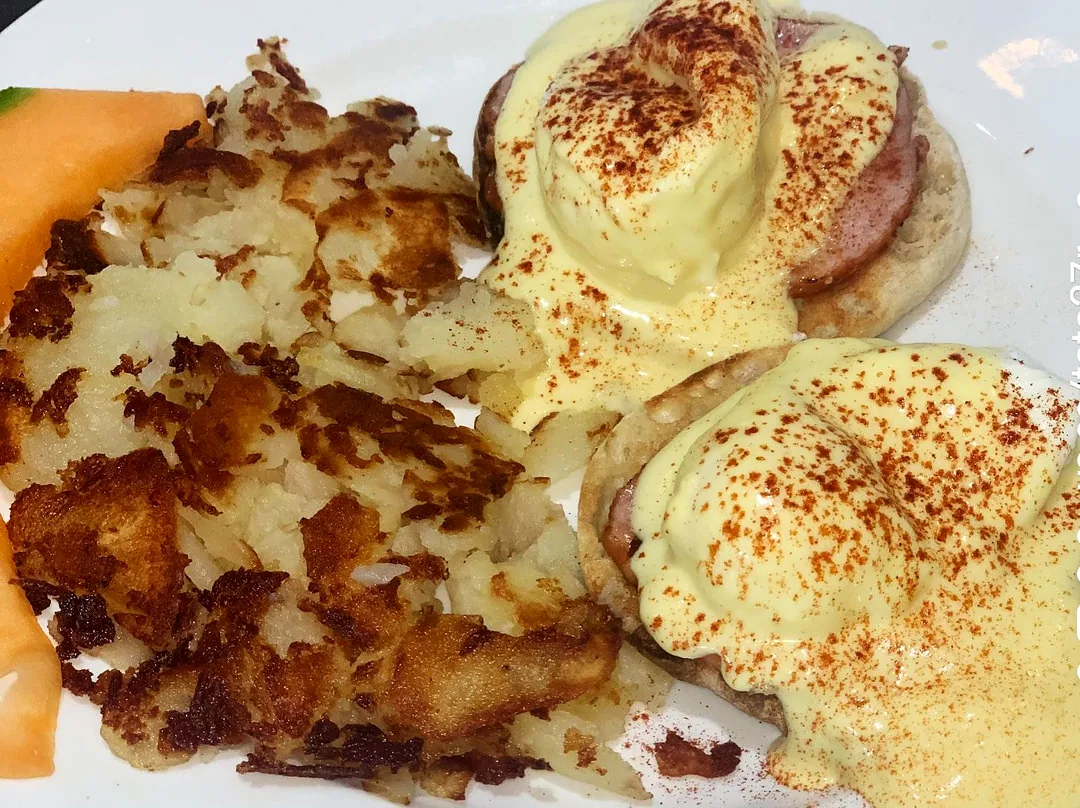 Eggs Benedict with crispy potatoes
